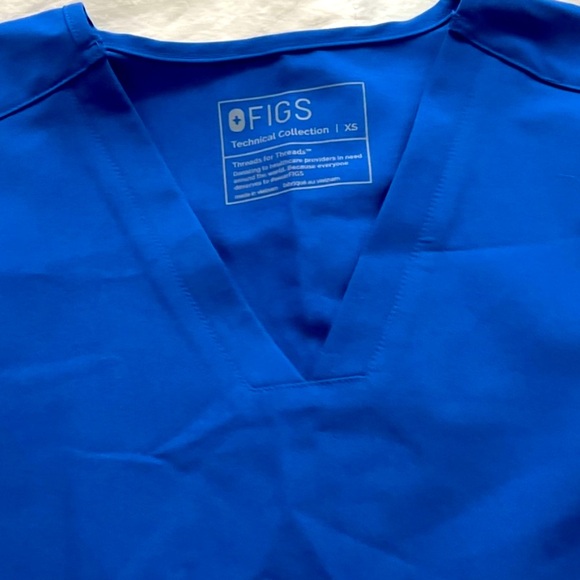 FIGS Casma Three Pocket Scrub Top Electric Blue - Picture 4 of 6